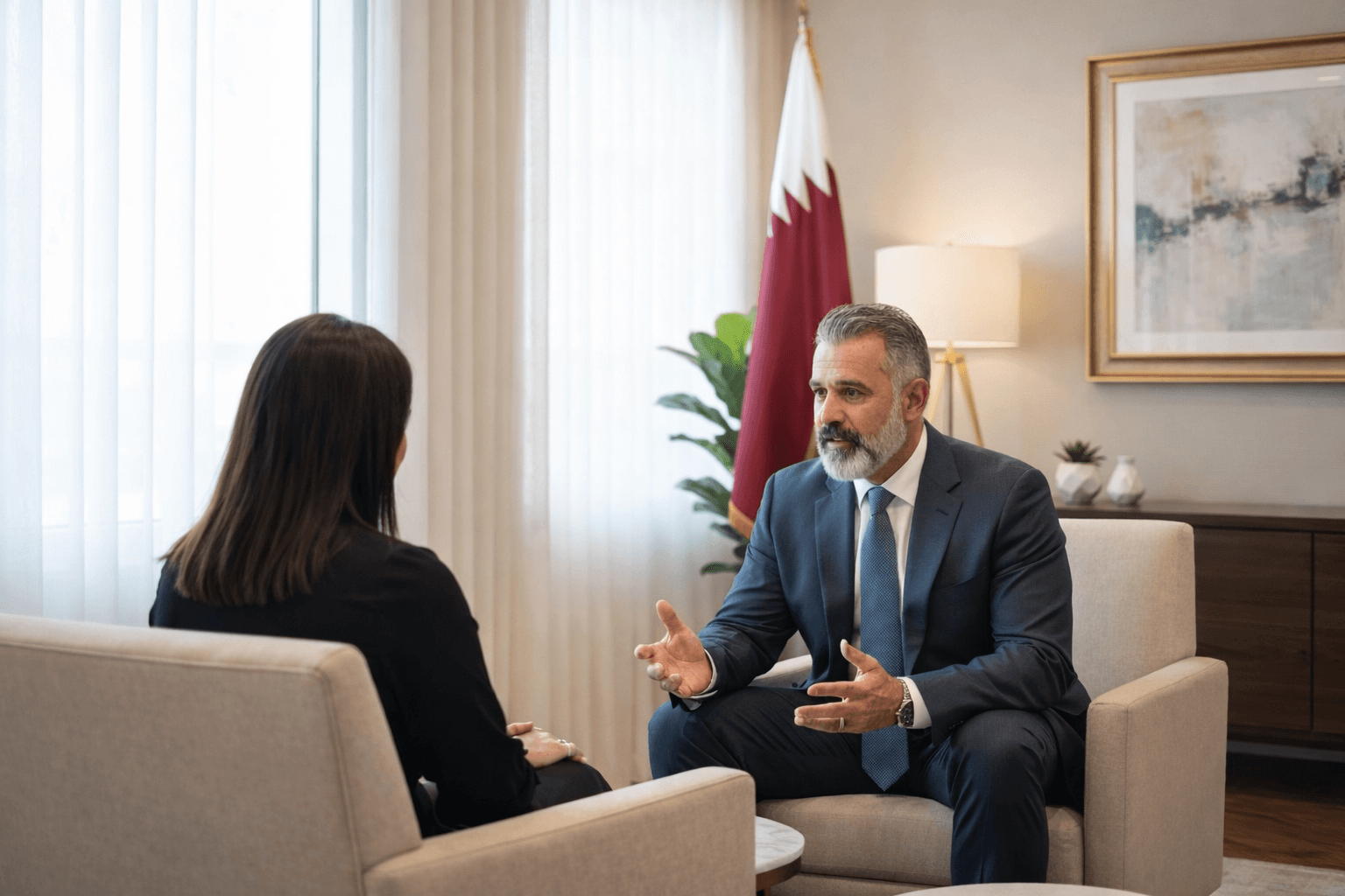 صورة توضيحية احترافية لمحامي أسرة في قطر داخل مكتب قانوني حديث في الدوحة (صورة مكانية + طابع رسمي)