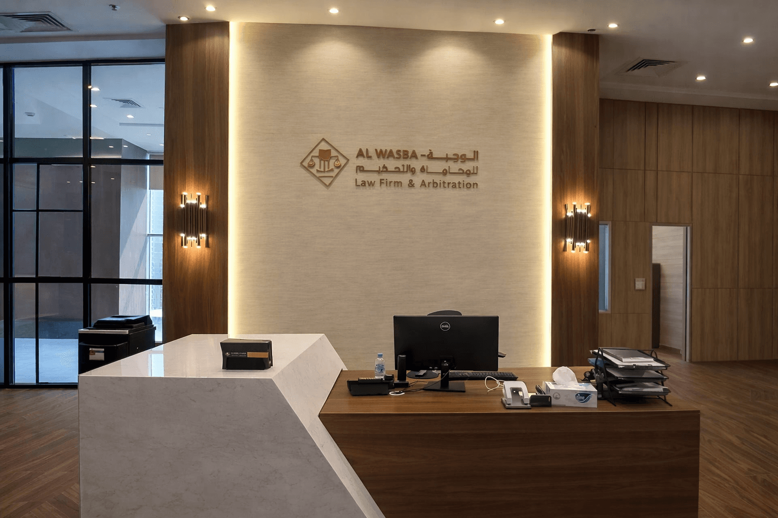 صورة مكانية لمكتب محاماة في الدوحة – واجهة المكتب أو مدخل المبنى مع لافتة واضحة (تعزيز الثقة والكيان)